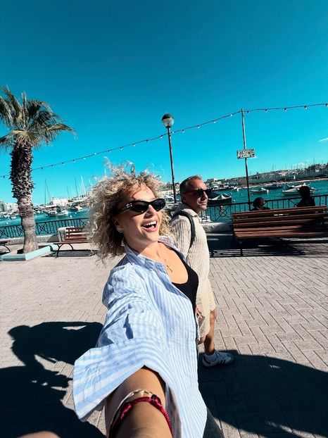  - Alexia facebook azi