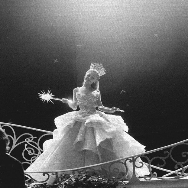 -`ღ´- αяιαиα gяαи∂є, ѕιиgєя -`ღ´- - HERstory of the world