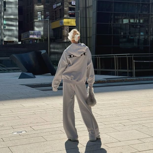 ،31ˢᵗᎧct،　⋆☾ℳ̣ọọṇṿẹịḷ‧ silver ℓịg̣ḥṭ. - shut up and look at the moon