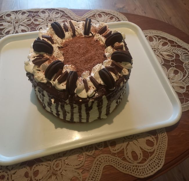 Tort cu crema de vanilie, frisca si biscuiti oreo - Retete 3