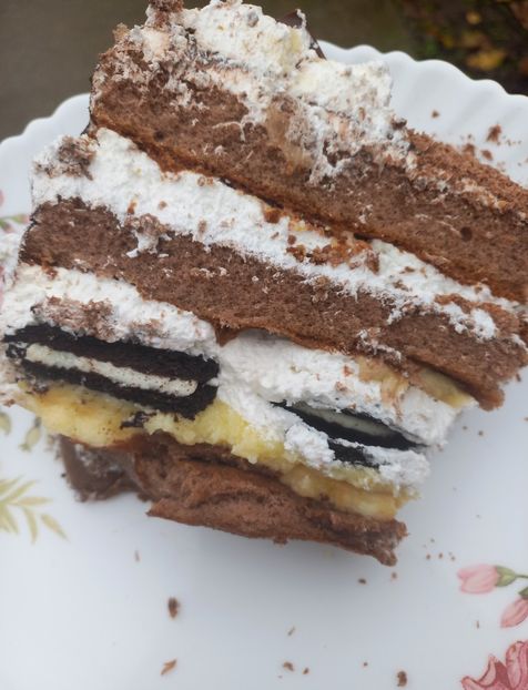 Tort cu crema de vanilie, frisca si biscuiti oreo - Retete 3