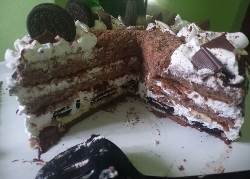 Tort cu crema de vanilie, frisca si biscuiti oreo - Retete 3