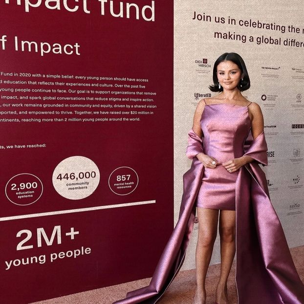 -`ღ´- ѕєℓєиα gσмєz, ѕιиgєя -`ღ´- - HERstory of the world