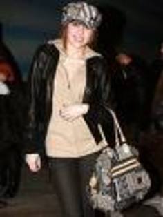 imagesCA7F21Q6 - mIlEy cYrUs