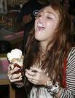 imagesCAK7R3TO - mIlEy cYrUs