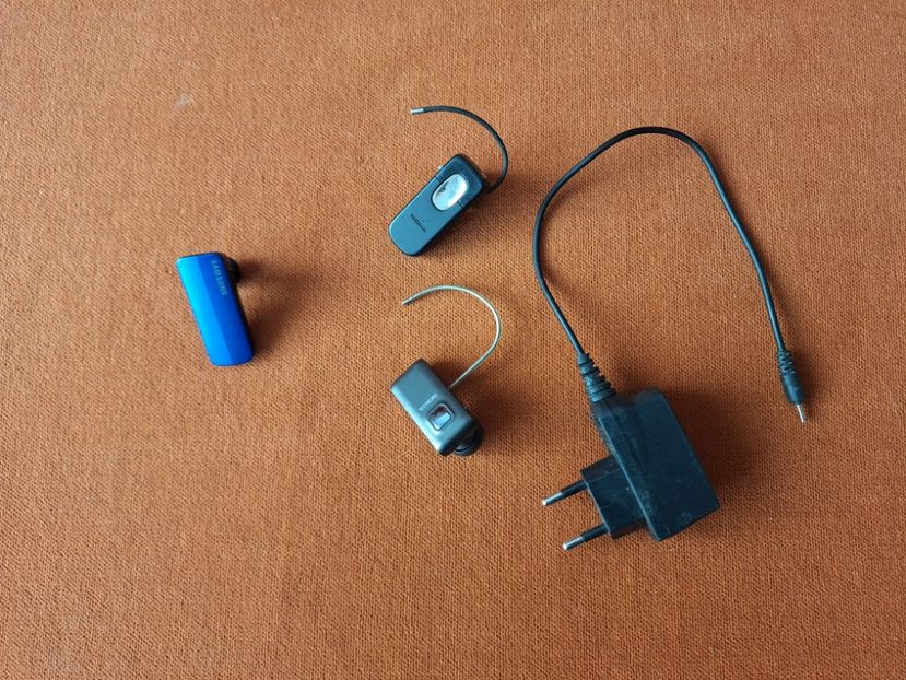 20251116_085830(0) - Casti hands sams nokia