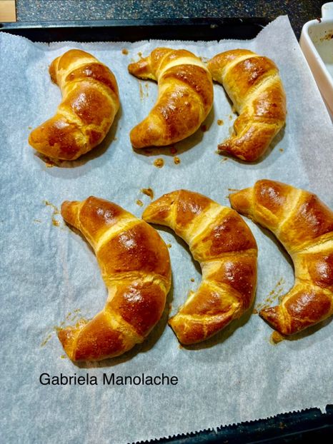  - Croasant cu ciocolata