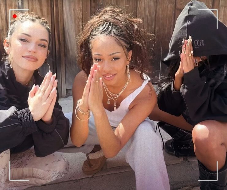 　ᯓ★ ،ᛕatseyeʾsᐟ C̣ạṃẹṛạ♥Ṛọḷḷ · 20.11˒ˊ - let the dawn rest on your lips