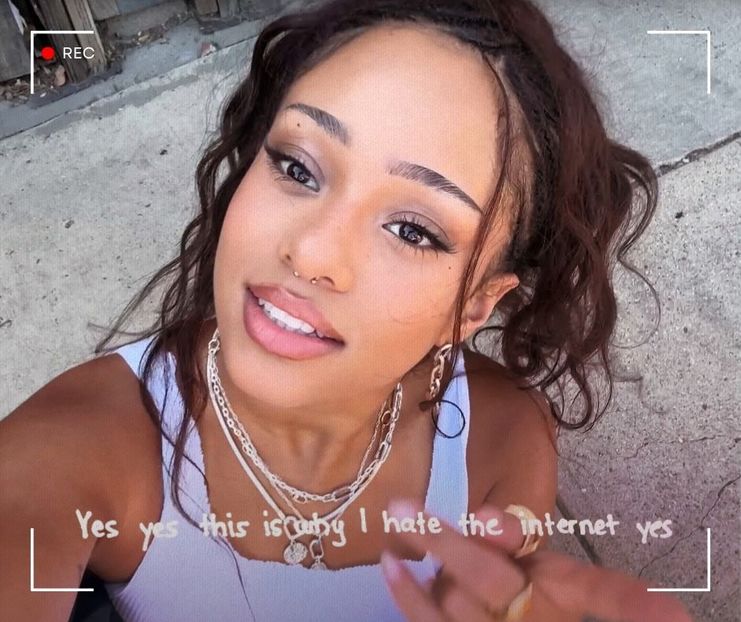 　ᯓ★ ،ᛕatseyeʾsᐟ C̣ạṃẹṛạ♥Ṛọḷḷ · 21.11˒ˊ - let the dawn rest on your lips