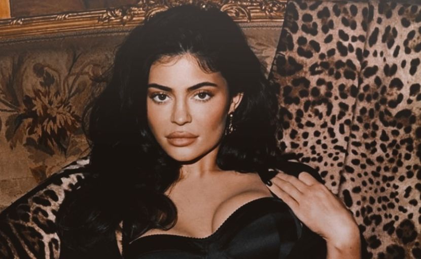 ⱽᴵ⁾ Ƙɑեҽɾíղɑ RմsҽƖƖᴮᴱᴱᴺcastedᴵᴺ ʻ3̣6̣5̣ Ḍạỵṣʼ where she plays ᴸᵃᵘʳᵃ ᴮⁱᵉˡ˒  　A young woman - Smoke on these cigarettes