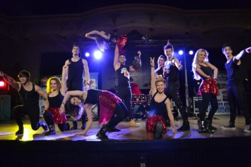 LmpwZyZoPTYwMCZoYXNoPWE2ZjMxZTMzMzY4YzBhNDEwMTIxNWVhMWI5NzJlZGQx.thumb - 2025 1 la la