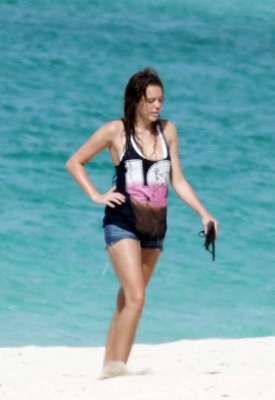 beachjetskiinbahamas130509-01 - Miley Cyrus