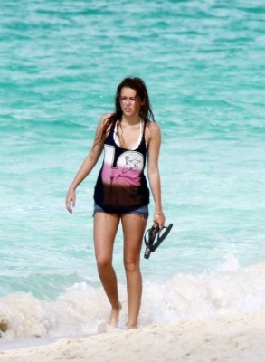 beachjetskiinbahamas130509-02 - Miley Cyrus