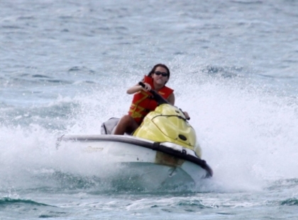 beachjetskiinbahamas130509-08 - Miley Cyrus