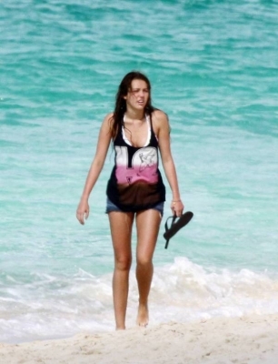 beachjetskiinbahamas130509-20 - Miley Cyrus