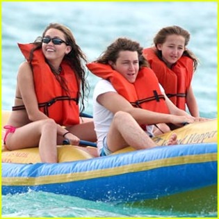 miley-cyrus-banana-boat - Miley Cyrus