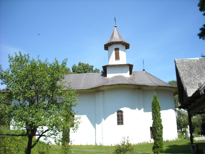 Manastirea Soveja; Langa manastire este cimitirul soldatilor germani cazuti in lupte
