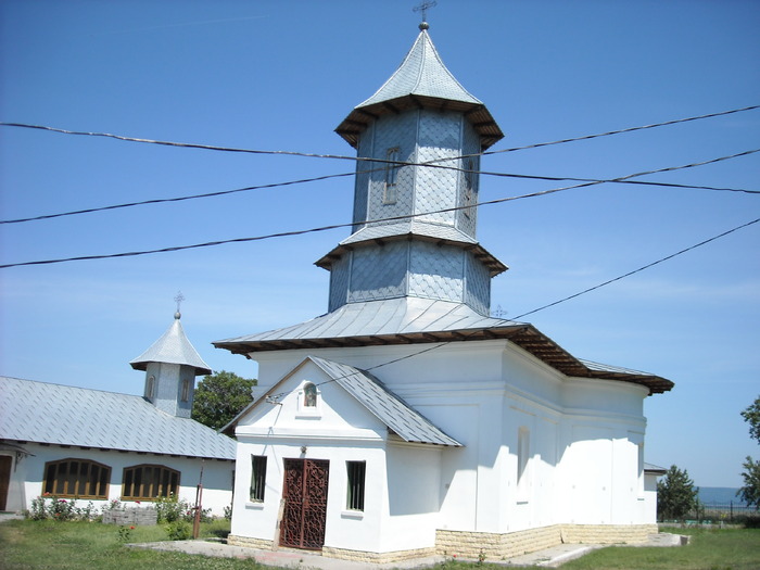 Manastirea Trotusanu; niste maicute cu un suflet mare dar cu o biserica ce se darama...:(
