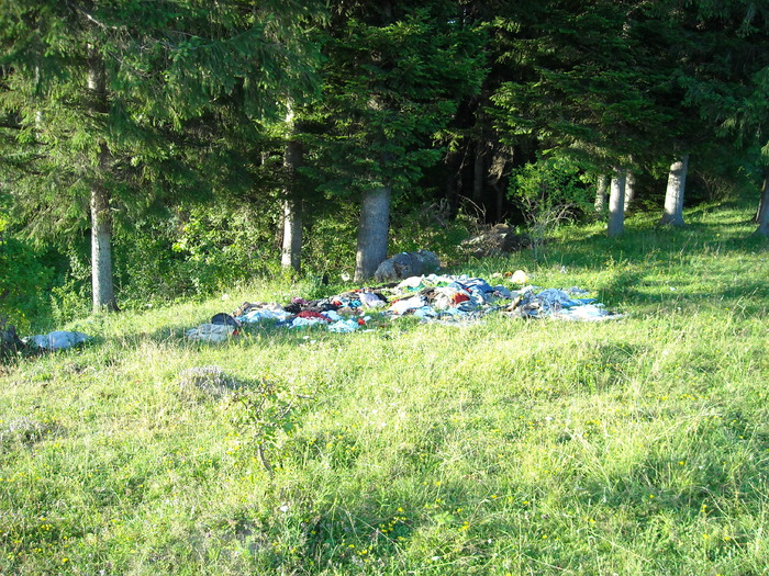 Gunoi; Lasat de cei ce vin la cort in campingul de pe deal cu masina si lasa urme de respect
