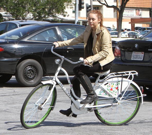 Miley-Cyrus_Com_BikeRideTolucaLakeJambaJuice_7thMarch2010_023 Miley-Cyrus_Com_BikeRideTolucaLakeJambaJuice_7thMarch2010_023