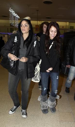 miley-cyrus_COM_HeathrowAirport_15Dec2009_041 - miley candids