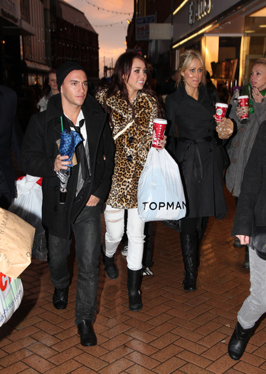 miley-cyrus_COM_StarbucksinBlackpool_7Dec2009_11