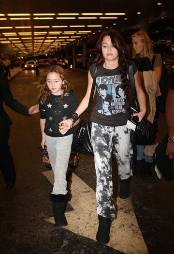 miley-cyrus-dot-com_candids-3dec2009-miamiinternationalairport-0003