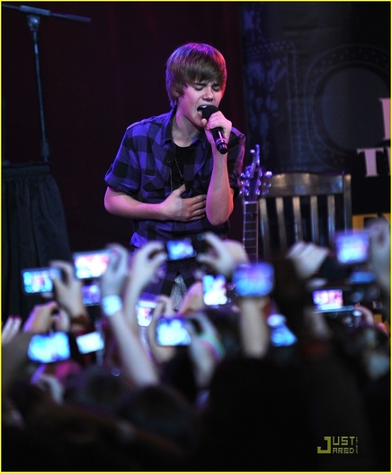 justin-bieber-at-hard-rock-cafe-justin-bieber-8401677-1016-1222
