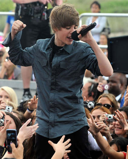 uh!..obsedato!..iatzi mana!..ui la ea k vrea sa`l prinda de **** :)) - 0_0 CBS The Early Show 0_0