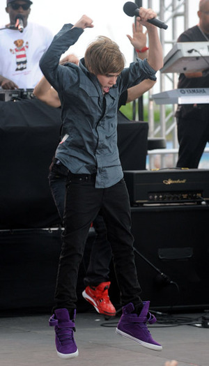 ~> JusStiN <~ - 0_0 CBS The Early Show 0_0