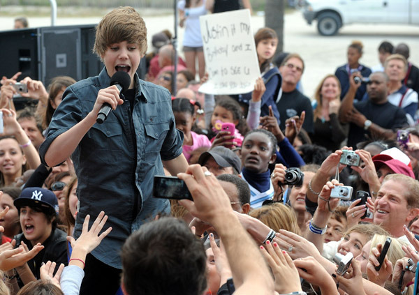 ~> JusStiN <~ - 0_0 CBS The Early Show 0_0