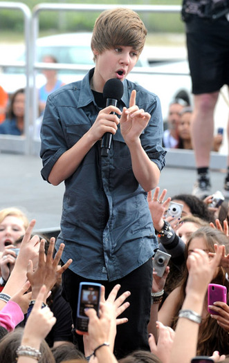 ~> JusStiN <~ - 0_0 CBS The Early Show 0_0