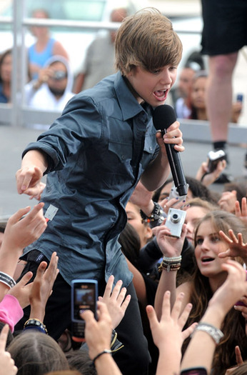 ~> JusStiN <~ - 0_0 CBS The Early Show 0_0