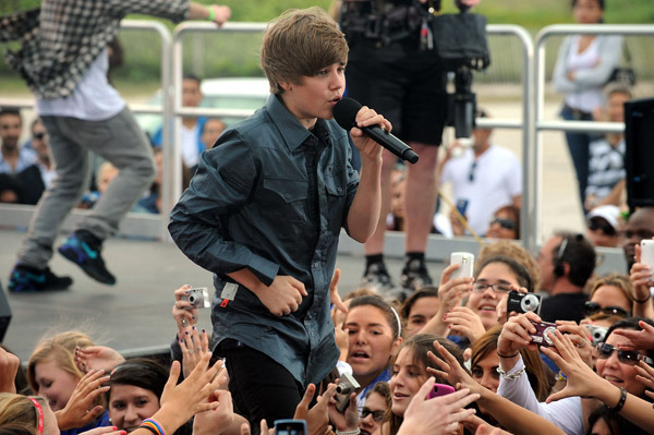 ~> JusStiN <~ - 0_0 CBS The Early Show 0_0