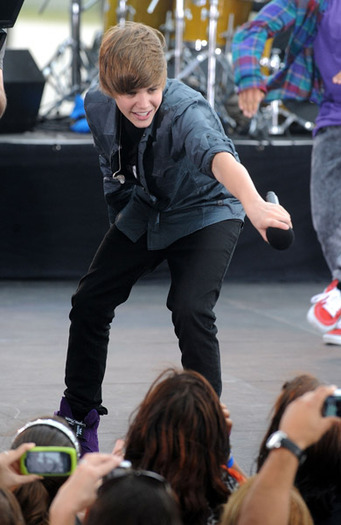 ~> JusStiN <~ - 0_0 CBS The Early Show 0_0