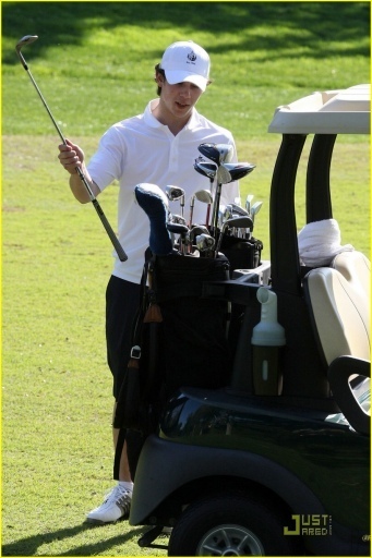 Nick Jonas out at a locat golf couse (7) - Nick Jonas out on a local golf course