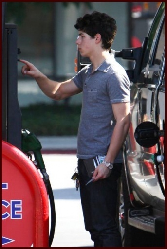 Nick Jonas pumping gas in L A (1) - Nick Jonas Out pumping gas in Los Angeles