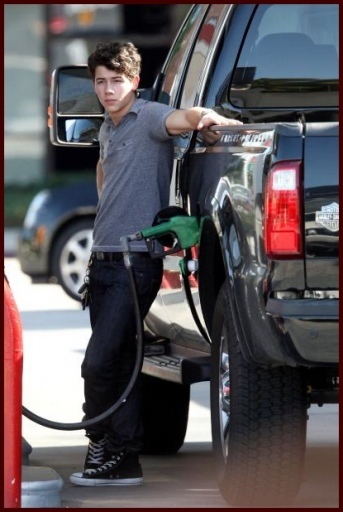 Nick Jonas pumping gas in L A (5) - Nick Jonas Out pumping gas in Los Angeles