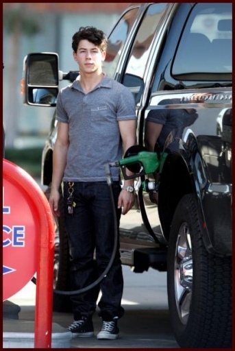 Nick Jonas pumping gas in L A (7) - Nick Jonas Out pumping gas in Los Angeles