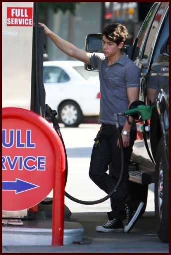 Nick Jonas pumping gas in L A (9) - Nick Jonas Out pumping gas in Los Angeles