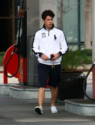 Out Pumpin gas (2) - Nick Jonas pumping gas in LA