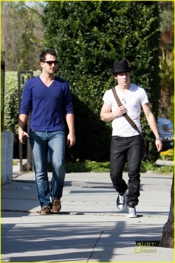 -Out-in-Sherman-Oaks-CA-12-02-10-nick-jonas-10393383-342-512 - Out in Sherman Oaks CA 12 02 10