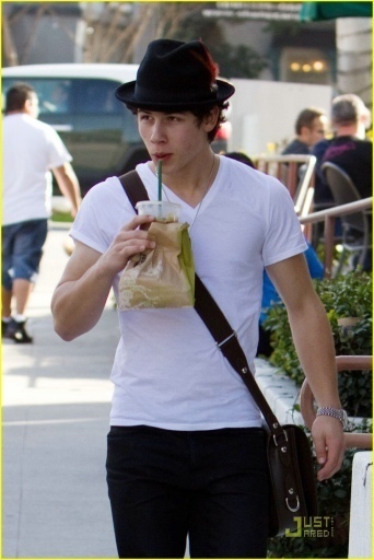 -Out-in-Sherman-Oaks-CA-12-02-10-nick-jonas-10393384-342-512 - Out in Sherman Oaks CA 12 02 10