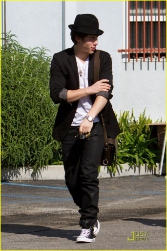 -Out-in-Sherman-Oaks-CA-12-02-10-nick-jonas-10393385-342-512