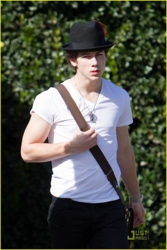 -Out-in-Sherman-Oaks-CA-12-02-10-nick-jonas-10393386-342-512 - Out in Sherman Oaks CA 12 02 10