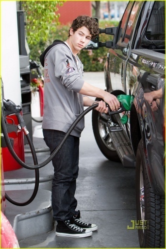 -Out-in-Los-Angeles-4-02-10-nick-jonas-10260581-342-512 - Out in Los Angeles pumping gas