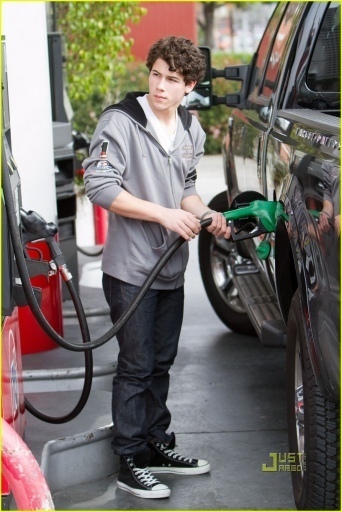 Out-in-Los-Angeles-4-02-10-nick-jonas-10260602-342-512 - Out in Los Angeles pumping gas