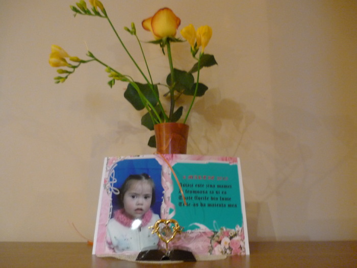 P1010278 buchet de flori si felicitare cu Alexia; 8 martie 2010 .

