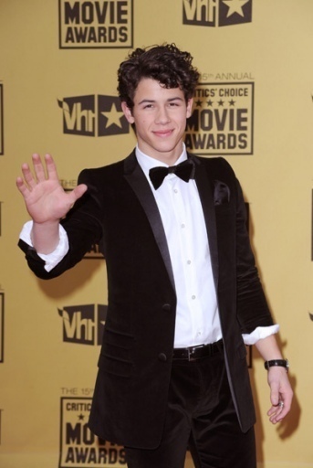 -15th-Annual-Critics-Choice-Movie-Awards-15-01-10-nick-jonas-9934358-343-512 - z 15th Annual Critics Choice Movie Awards 15 01 10