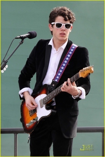 15th-Annual-Critics-Choice-Movie-Awards-Rehearsals-15-01-10-nick-jonas-9934304-342-512